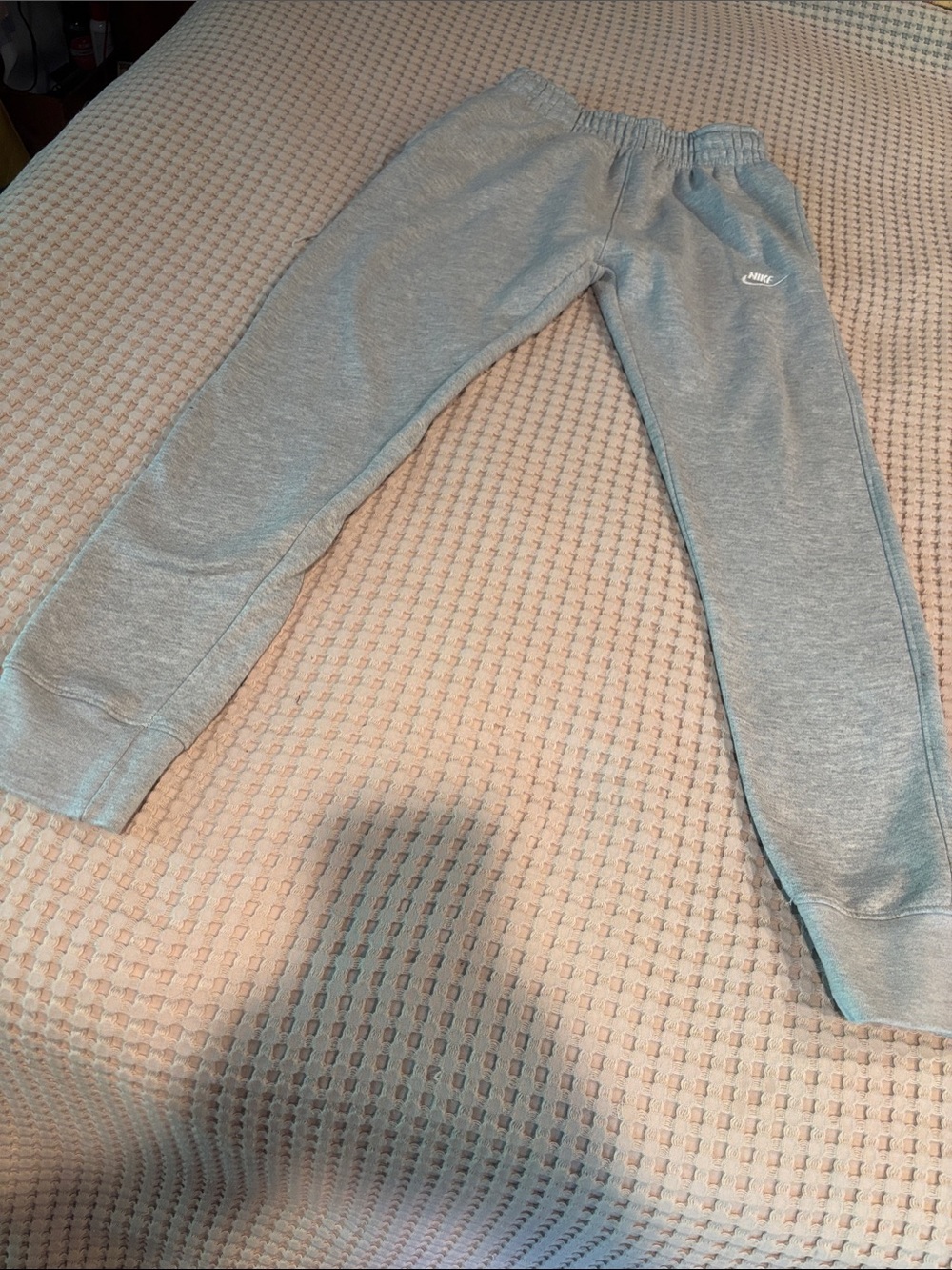 Nike Men’s Heather Gray Jogger Sweatpants
